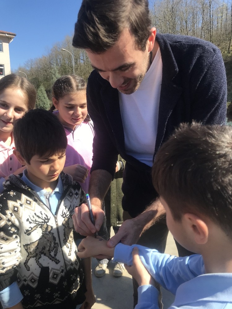 Basketbolcu Kerem Özkan çocuklarla buluştu 