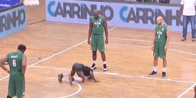 Basketbolcular bile şaştı kaldı! Sahaya girip...