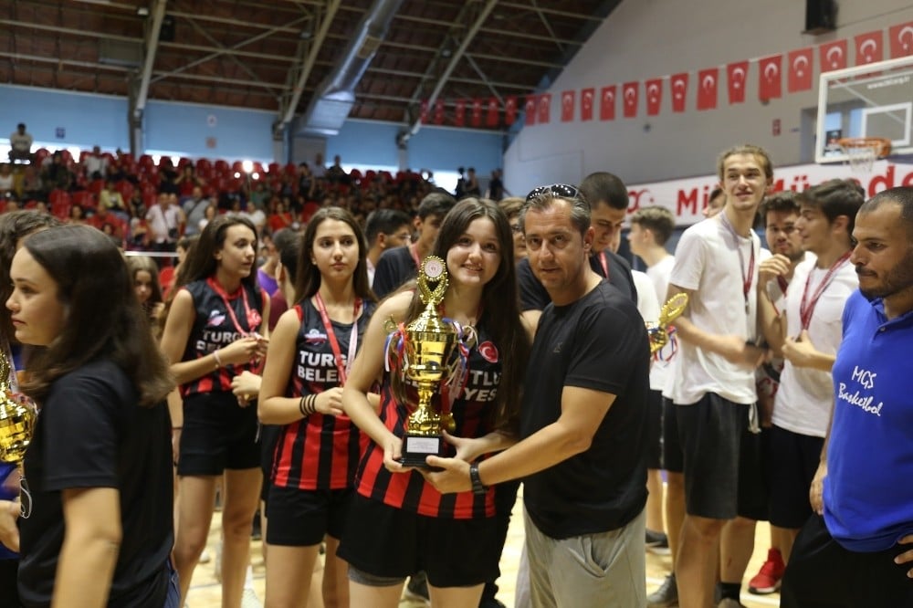 Basketbolda Turgutlu Belediyespor rüzgarı esti 