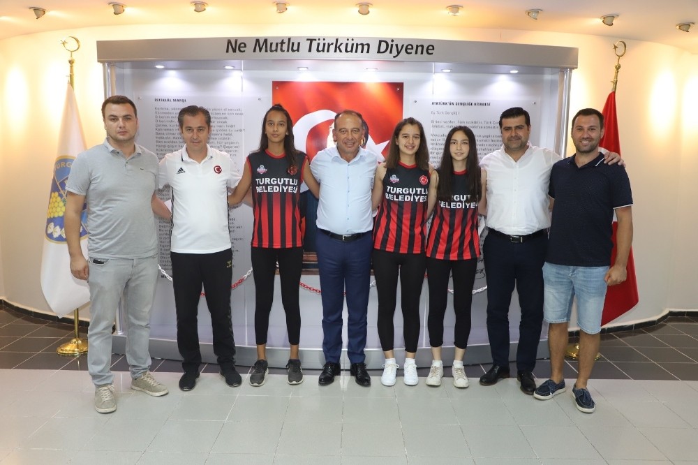 Basketbolda Turgutlu Belediyespor’un gururu oldular 