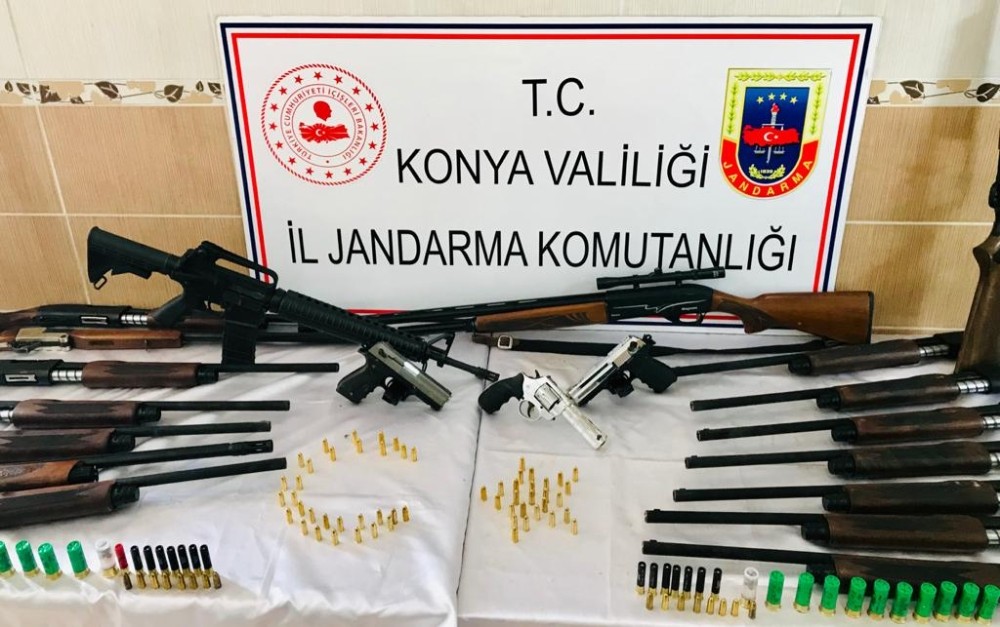 Baskın yapılan evde 18 tüfek ve 3 tabanca bulundu 