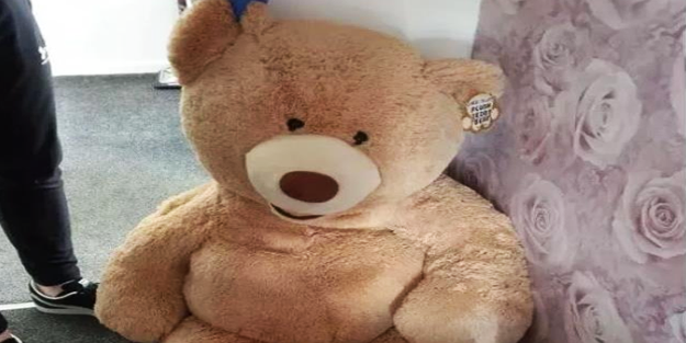 Baskına gittikleri evde oyuncak ayının nefes aldığını fark eden polisler, büyük sürpriz yaşadı