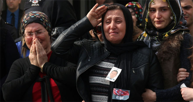 Başkomiser eşini asker selamıyla uğurladı