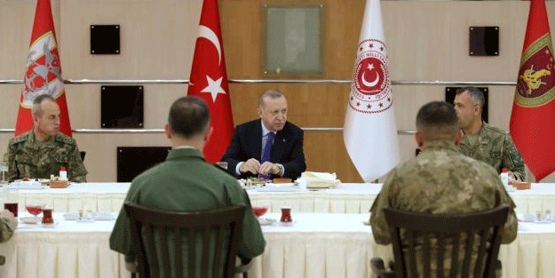 Başkomutan askerlerle iftar yaptı