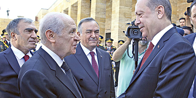 Başkomutan halkıyla kucaklaştı