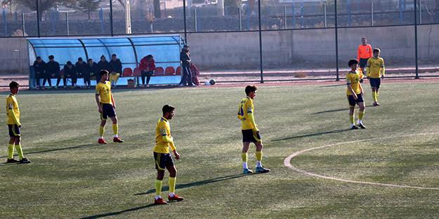 Başlama vuruşu sonrası şaşırtan görüntü! Futbolcular hareketsiz kaldı