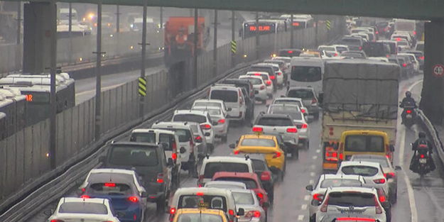 Başlayan yağış İstanbul trafiğini felç etti