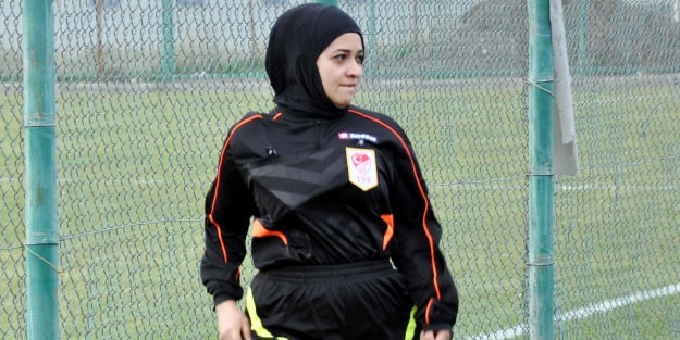Başörtülü futbol hakemimiz de oldu!