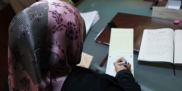 Başörtülü kadına 'aptal' diyen işverene tazminat cezası!