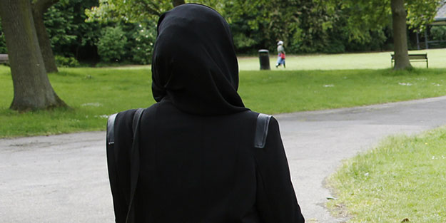 Başörtülü kadına çirkin saldırı