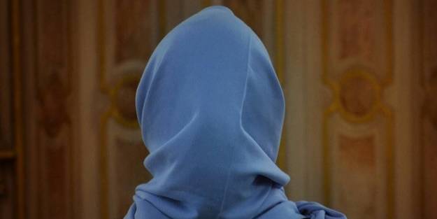 Başörtülü kadını 