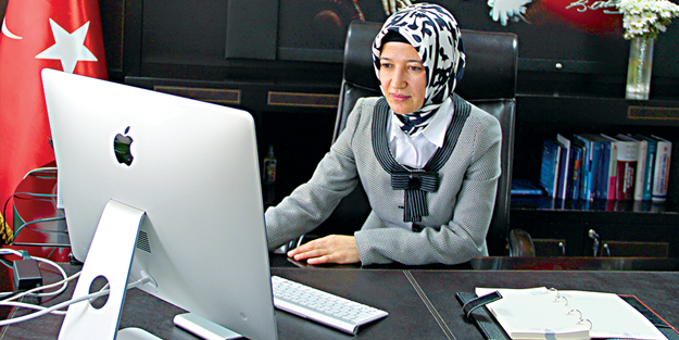 Başörtülü müdür, hizmet binalarını yenilemek istiyor