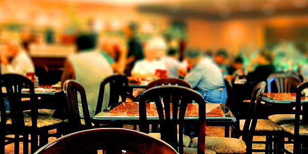 Başörtülü olduğu için restoranda yemek verilmedi!