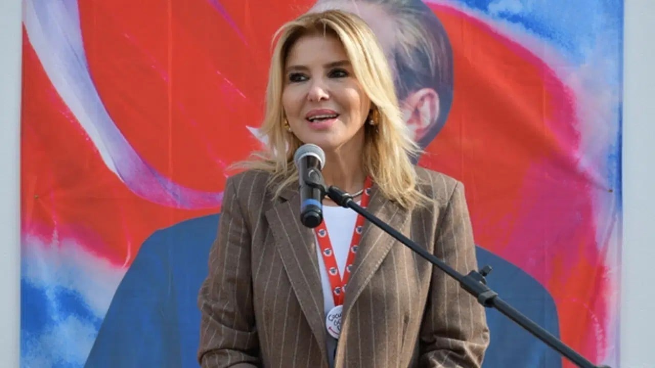 Başörtülünün elini bırakıp ısrarla tutmadı! Gülben Ergen’den cevap var izah yok