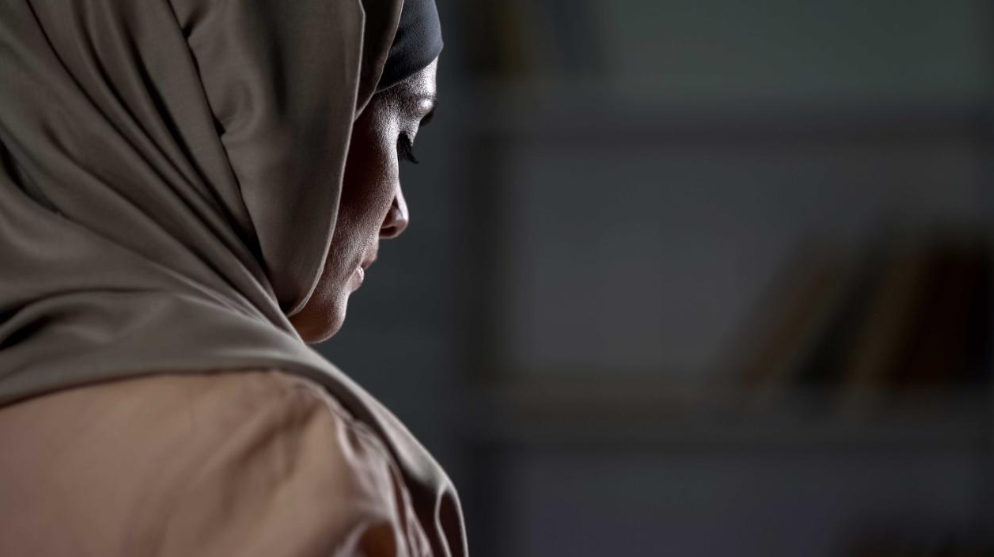 Başörtüsü düşmanlığı yine hortladı: Kişiyi tanımadan nefret kusuyorlar! Fransız siyasetçi, ırkçılığı savcılığa şikayet etti!