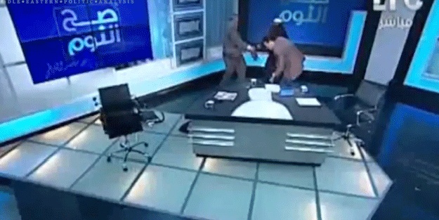 'Başörtüsü farz değil' diyen Sisi'nin imamını ayakkabıyla dövdü