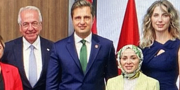 Başörtüsü nedeniyle Erbaş'a saldıran CHP’li, başörtülü yöneticiyle poz verdi