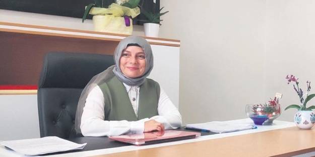 Başörtüsü nedeniyle öğretmenlikten atılmıştı şimdi şube müdürü oldu!