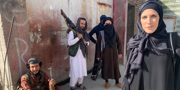 Başörtüsü takan CNN muhabiri, Taliban askerleriyle birlikte!