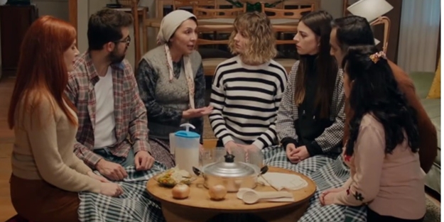 Başörtüsü ve yer sofrası fakirliğin simgesi mi? TRT 1'in 'Tutunamayanlar'ında akıl almaz sahne!