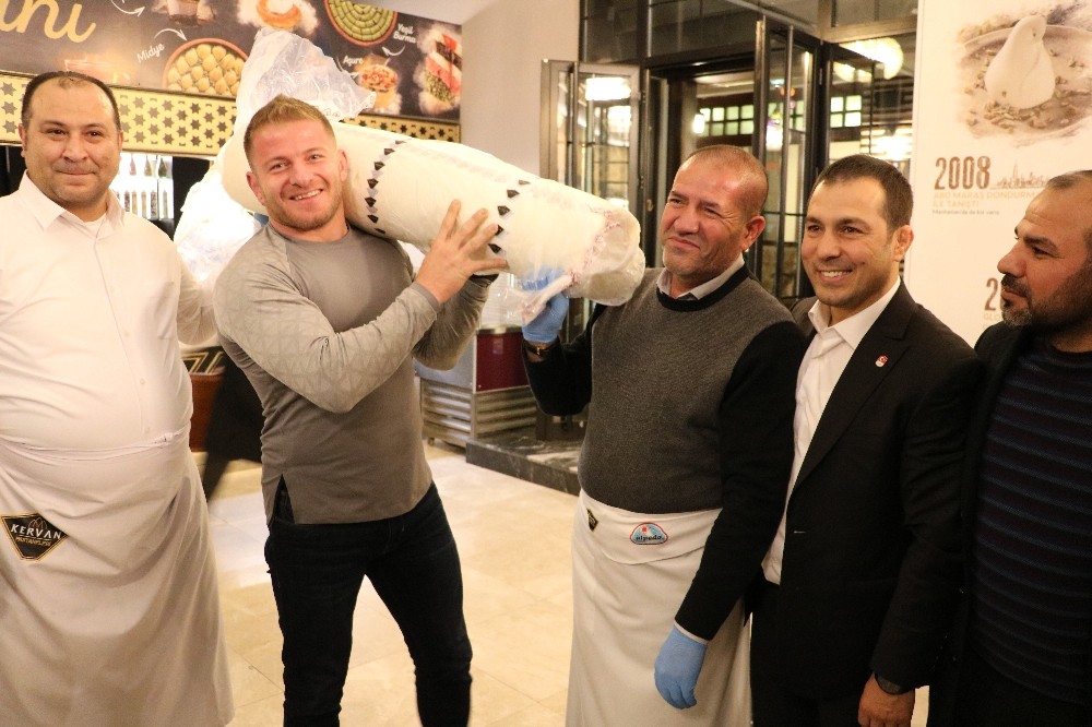 Başpehlivan Balaban, Maraş dondurması kesti 