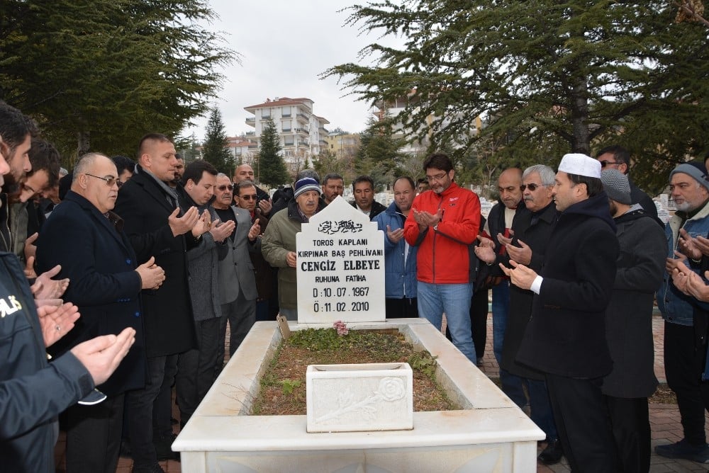 Başpehlivan Cengiz Elbeye mezarı başında anıldı 