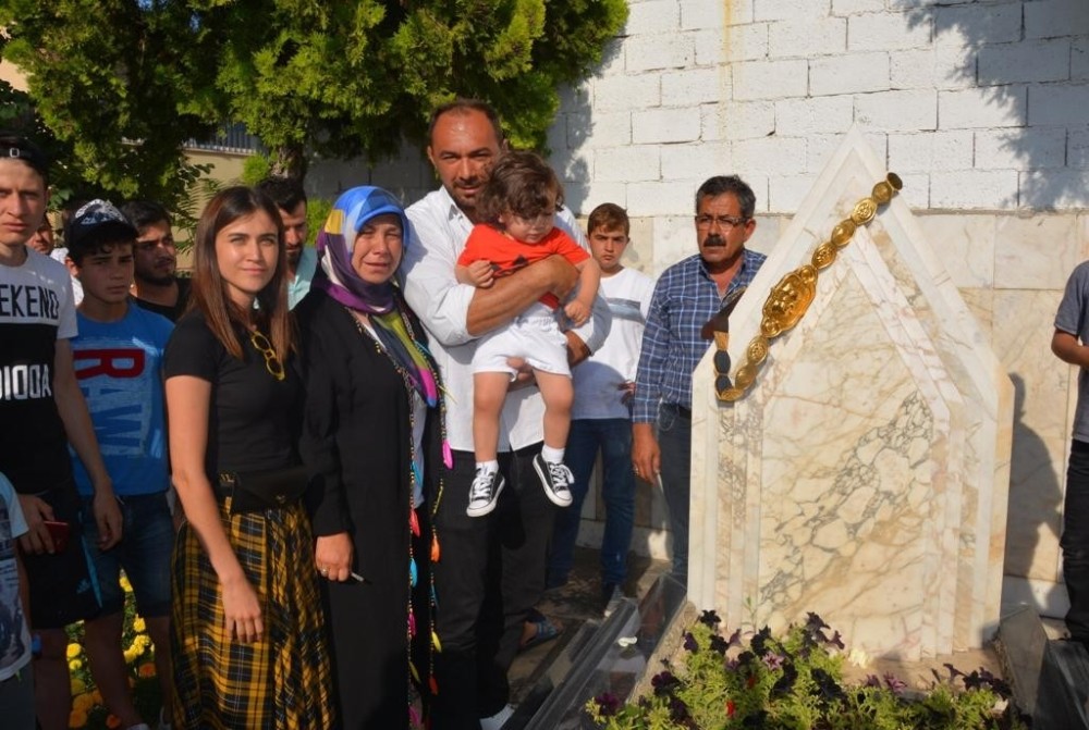 Başpehlivan Gürbüz, altın kemeri ile babasının mezarında 