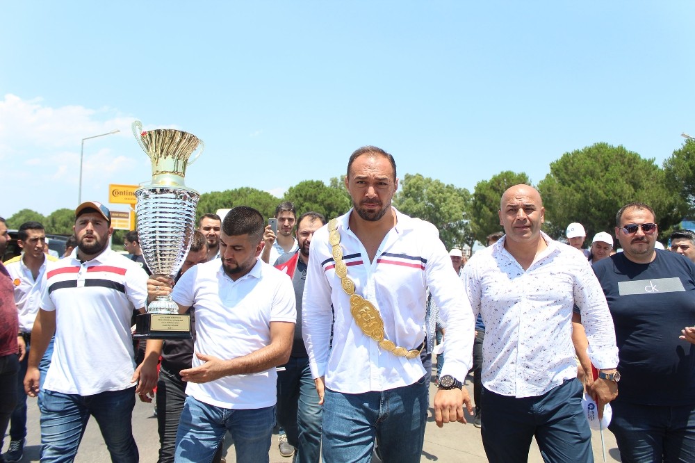 Başpehlivan Gürbüz’e Antalya’da coşkulu karşılama 