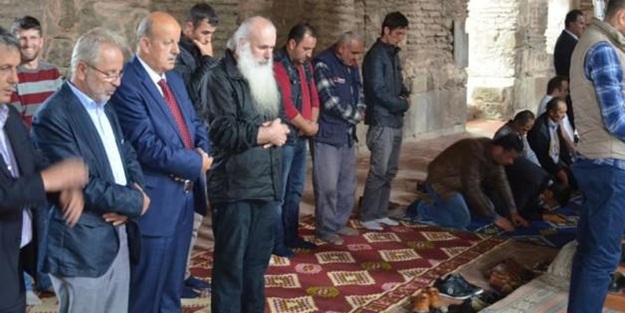 Başpiskopos cuma namazı kıldı