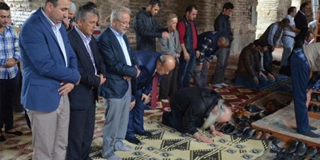 Başpiskopos cuma namazı kıldı!