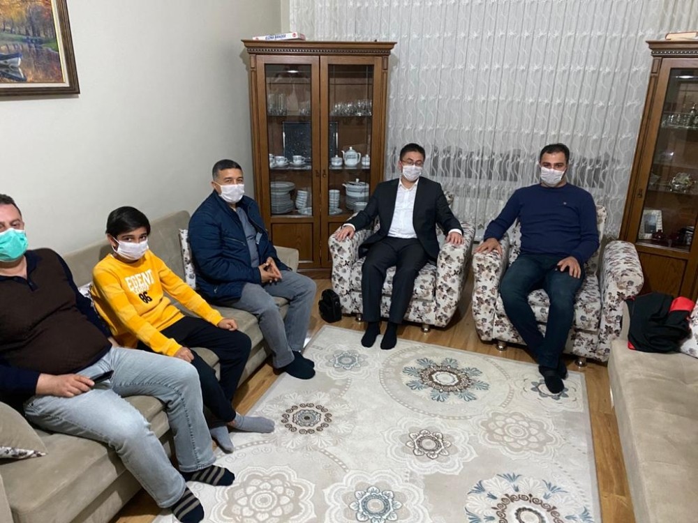 Başsavcı Dönmez, izolasyondaki memurun oğluna cübbe giydirip bayramını kutladı 