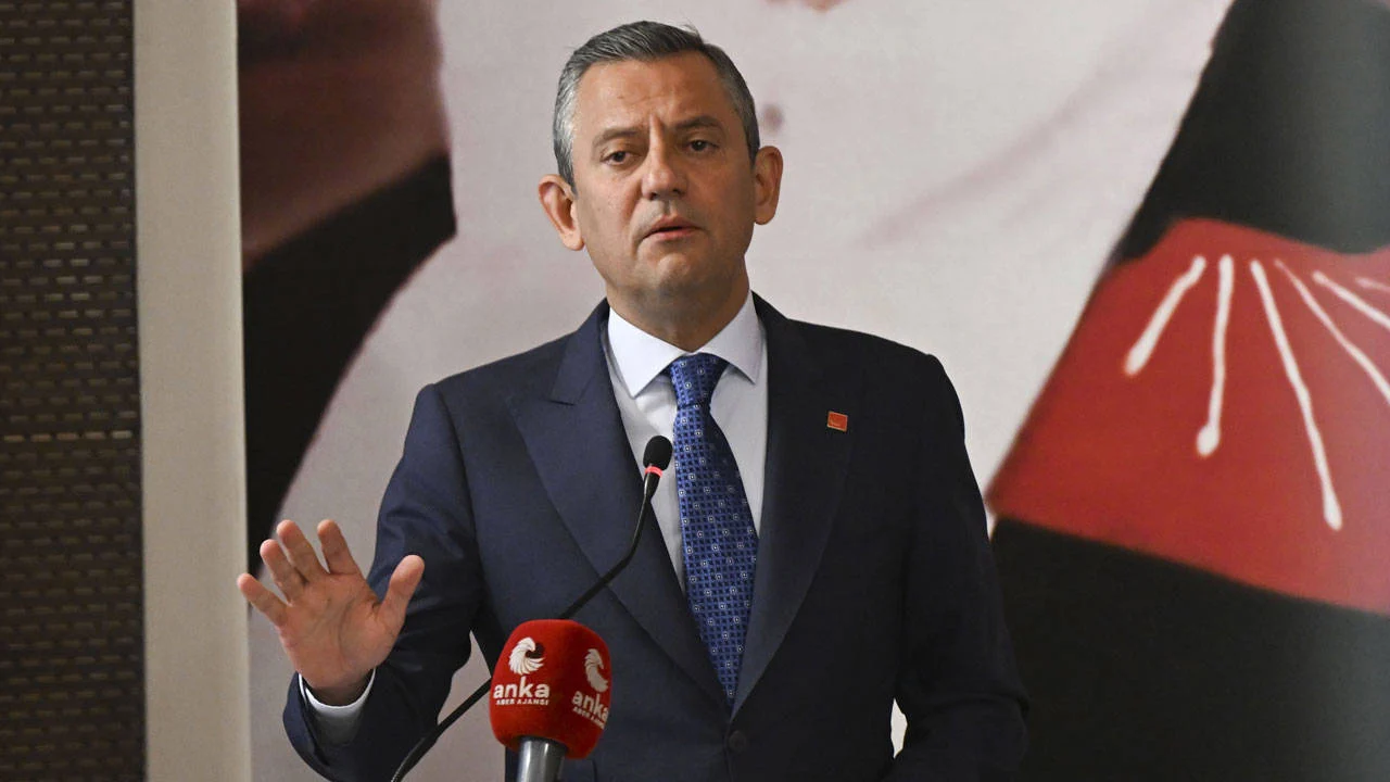 Başsavcı Gürlek’e Zekeriya Öz’ü hatırlatmaya kalkışmıştı! Özgür Özel, FETÖ’cüleri bakın nerede ziyaret etmiş