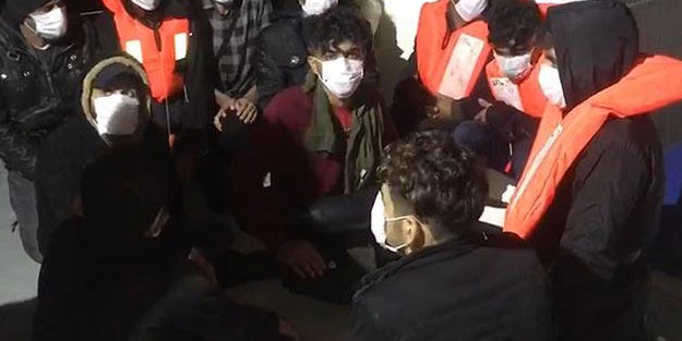 Batan teknedeki 19 göçmen son anda kurtarıldı