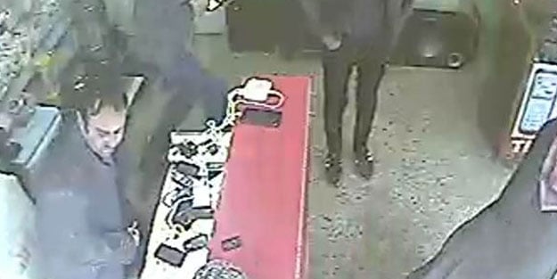 Bataryası şişen cep telefonu bomba gibi patladı