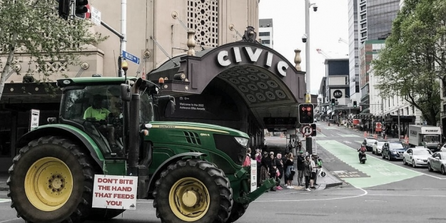 Batı aç kaldı: Yeni Zelanda’da çiftçiler hükümeti protesto etti