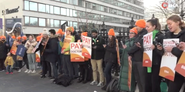 Batı hayranları buyurun! İngiltere'de doktorlar sokağa döküldü... Bizden kaçıp gidenler de aralarında mı acaba?