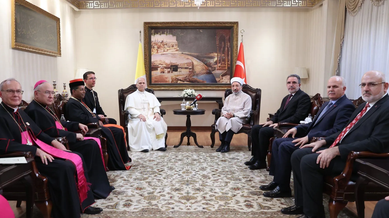 Batı kıyafetli müftüler, Dini kıyafetli papazlar!