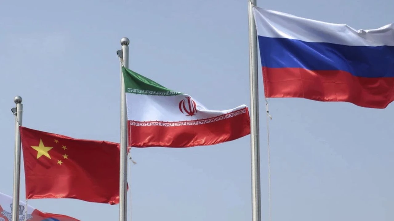 Batı medyası: Rusya ve Çin Trump'ın İran şovunu izliyor