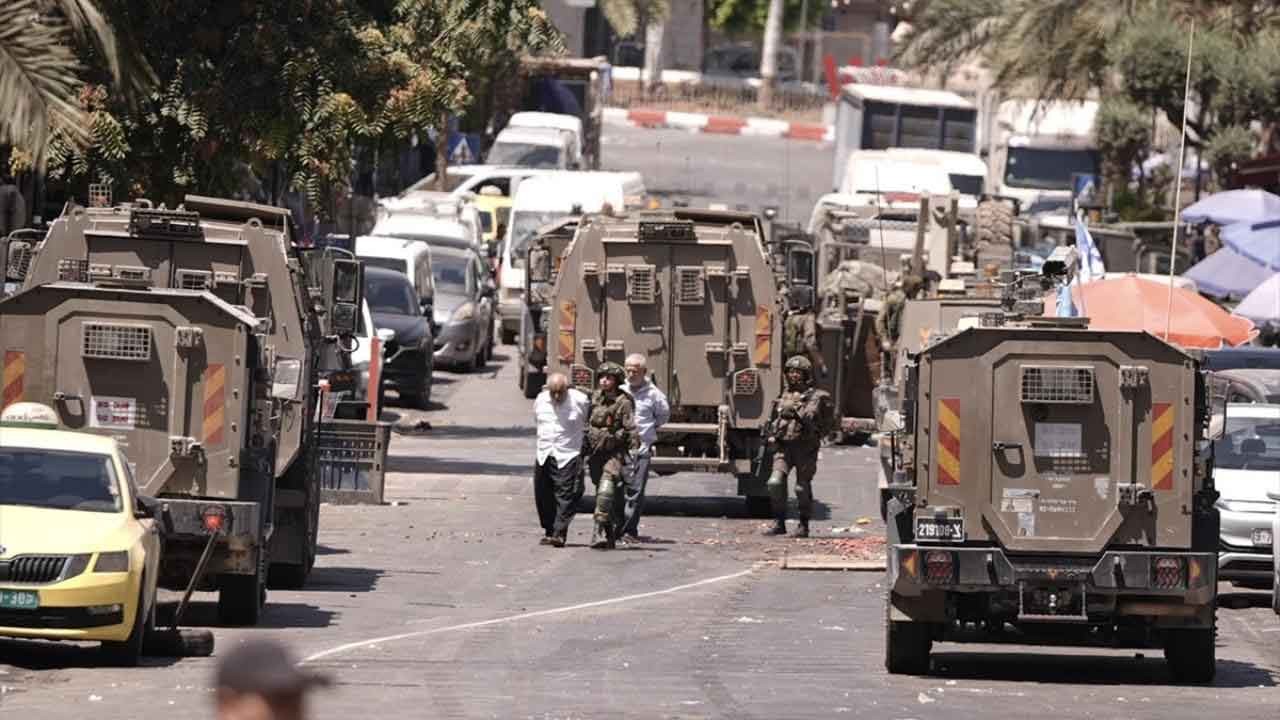 Batı Şeria'da İsrail vahşeti! Filistinli aileye yol ortasında alçak saldırı!