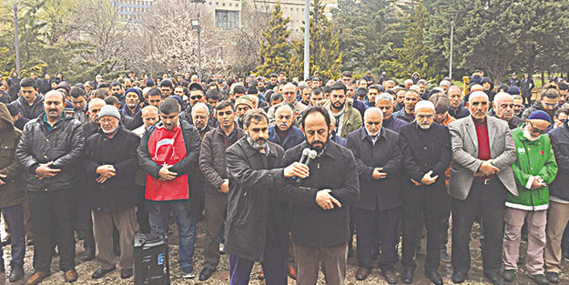 ‘Batı üç maymunu oynuyor’