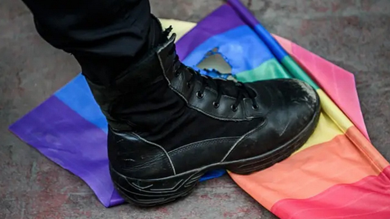 Batı uyanıyor! Polonyalı Bakan: Rezalet diyerek Meclis'te LGBT temalı sergiyi kaldırdı!