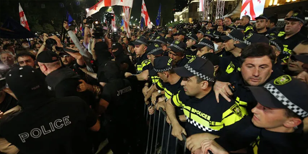 Batının baskısına rağmen Gürcistan tartışmalı yasayı onayladı!