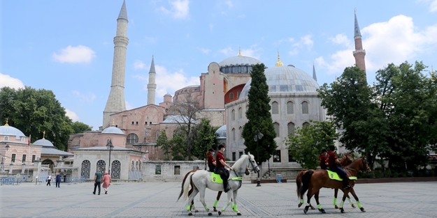 Batı'nın gözünün üzerinde olduğu Ayasofya Camii önünde dikkat çeken kareler!