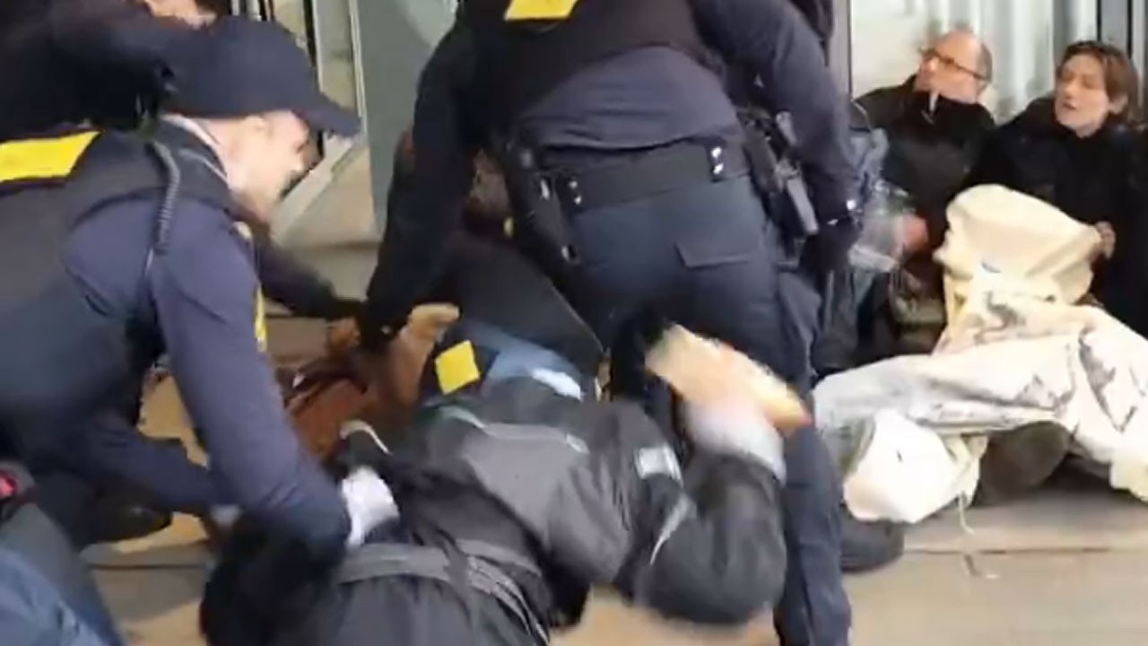 Batının vahşet polisi köpeklerle saldırdı! Tek suçları Gazze'yi savunmak
