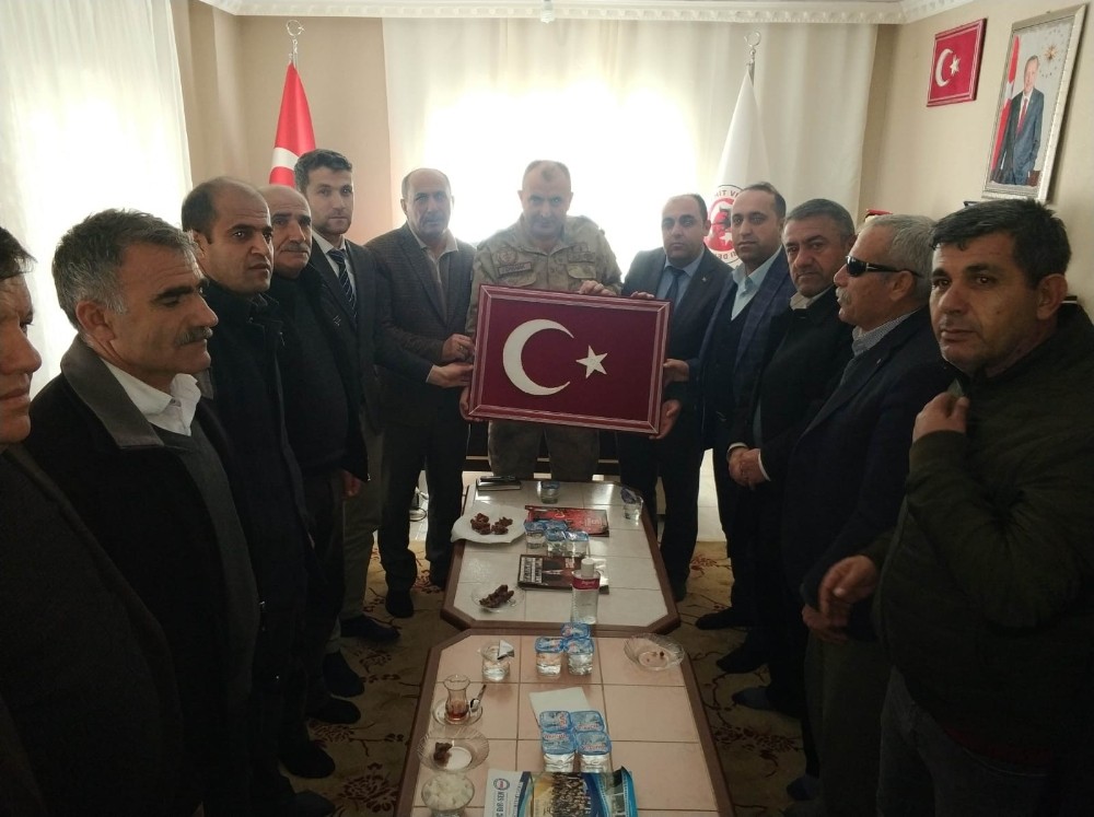 Batman İl Jandarma Komutanı Çakmak, şehit yakınlarını ziyaret etti 