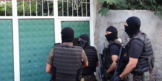 300 polisle operasyon