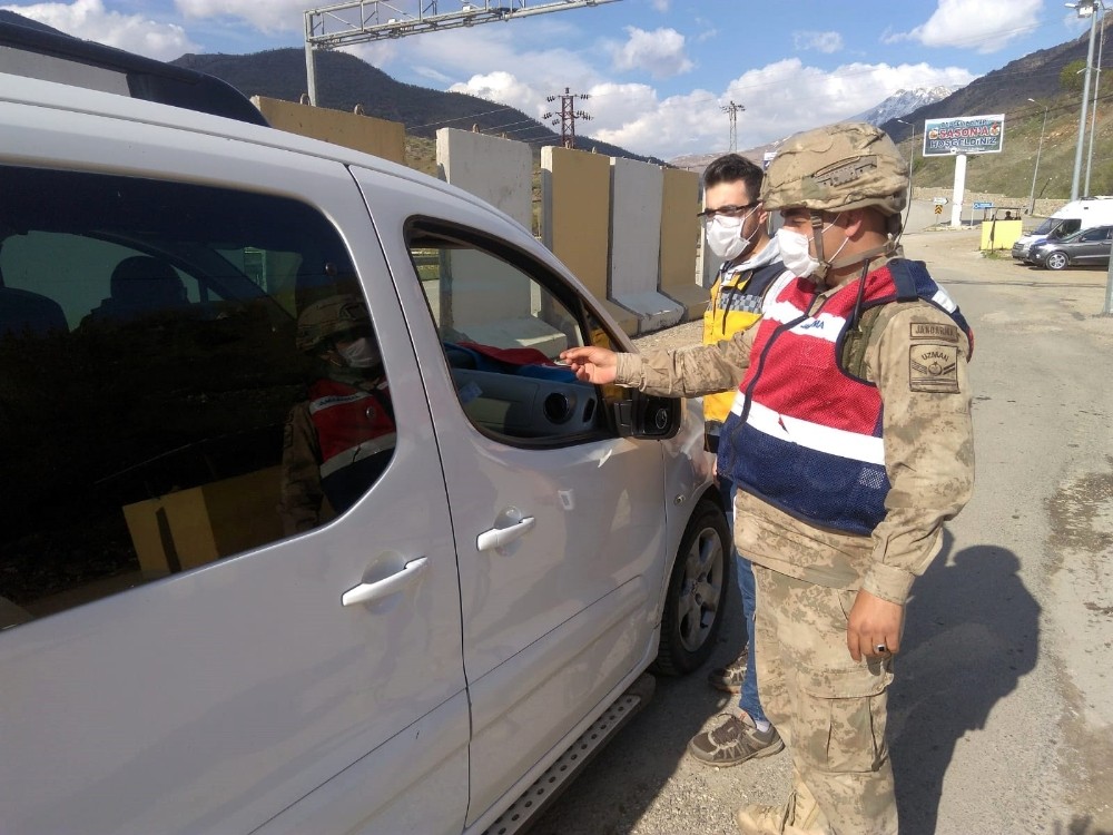 Batman’da 2 katlı bina karantinaya alındı 