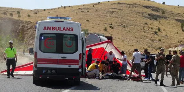 Batman'da 2 yamaç paraşütçüsü otobanın ortasına çakılarak feci şekilde...