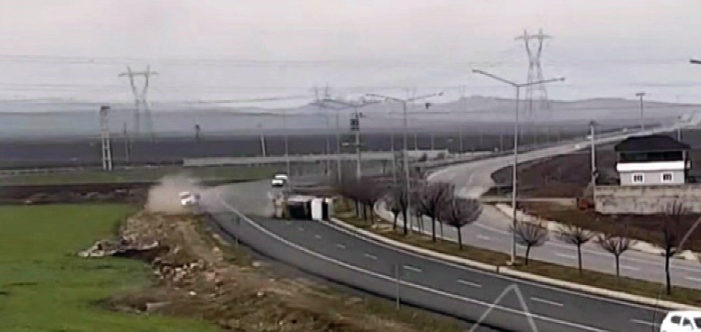 Batman’da 3 kişinin yaralandığı kaza anı kameraya yansıdı 