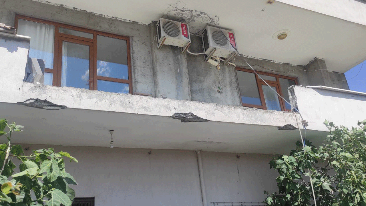 Batman'da balkon faciası: Altında yemek yedikleri balkon çöktü, 3'ü öldü, 3’ü ağır 6 kişi yaralandı